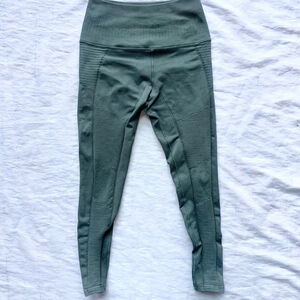 Preowned Women’s M/L Avocado Dark Seafoam Green Athletic Workout Leggings